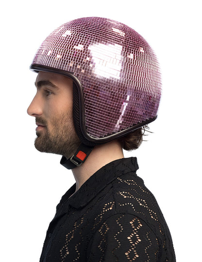 Vue de profil du casque boule à facettes pour adulte rose