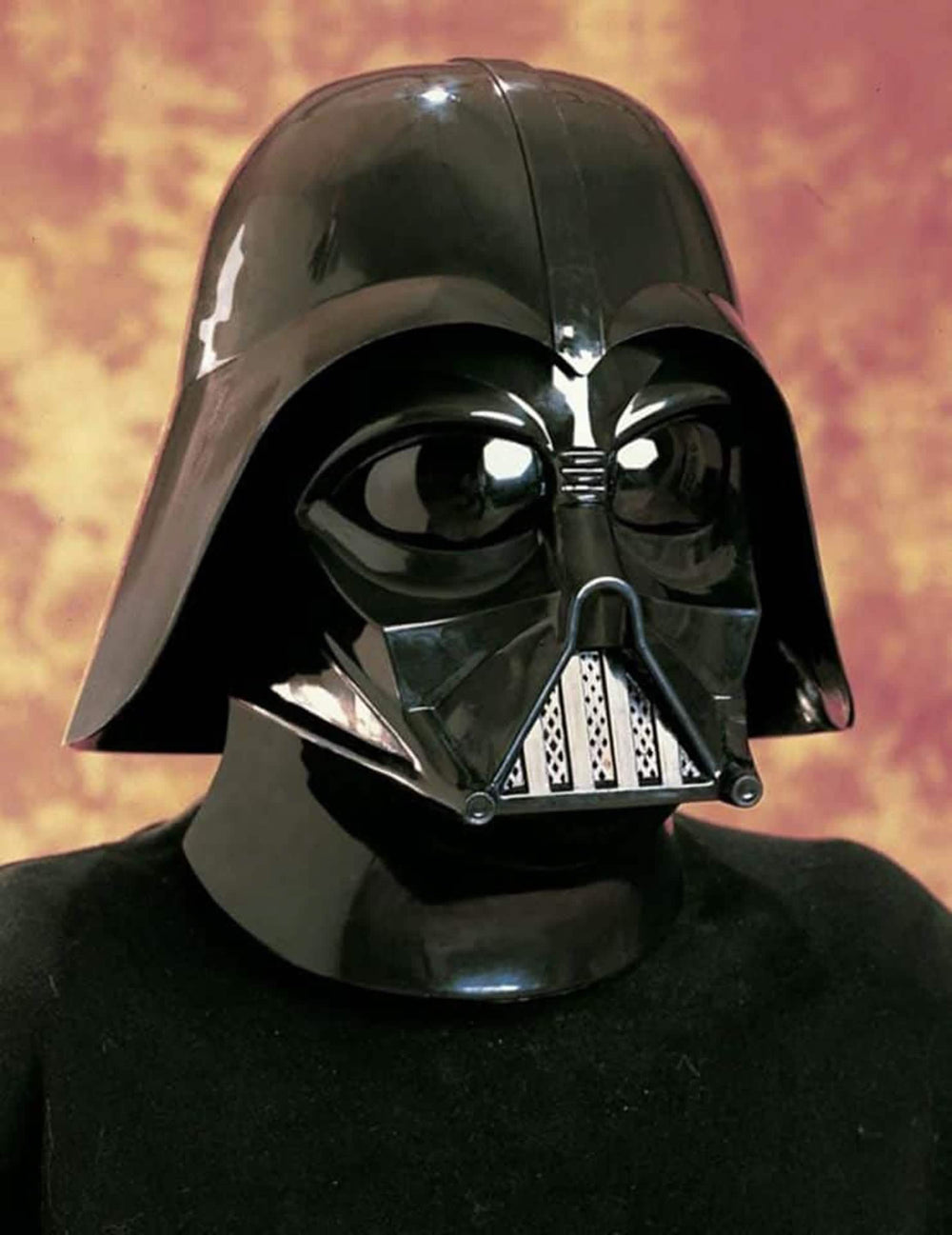 Pogled na kolekcionarsko čelado Darka Vaderja Star Wars v treh četrtinah