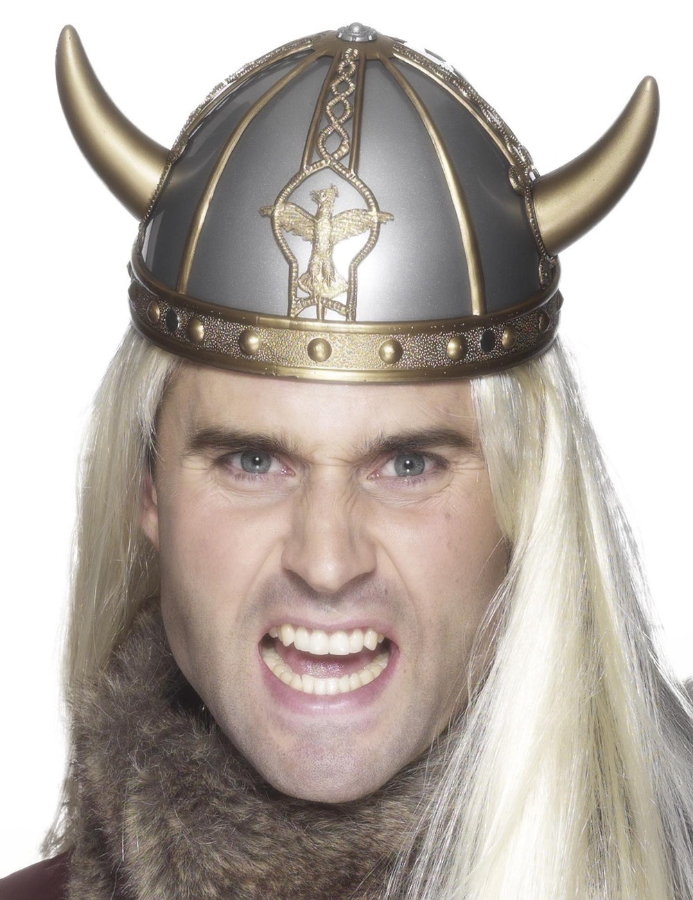 Gros plan sur l'emblème et les cornes du casque viking pour adulte