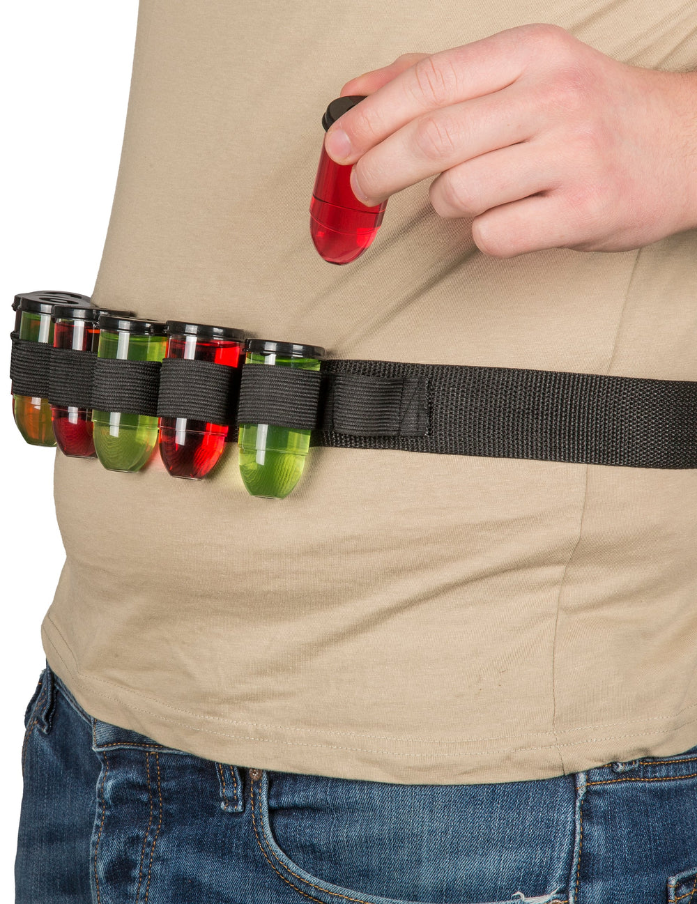 Détail de la manipulation d'une fiole de la ceinture à shooters pour adulte