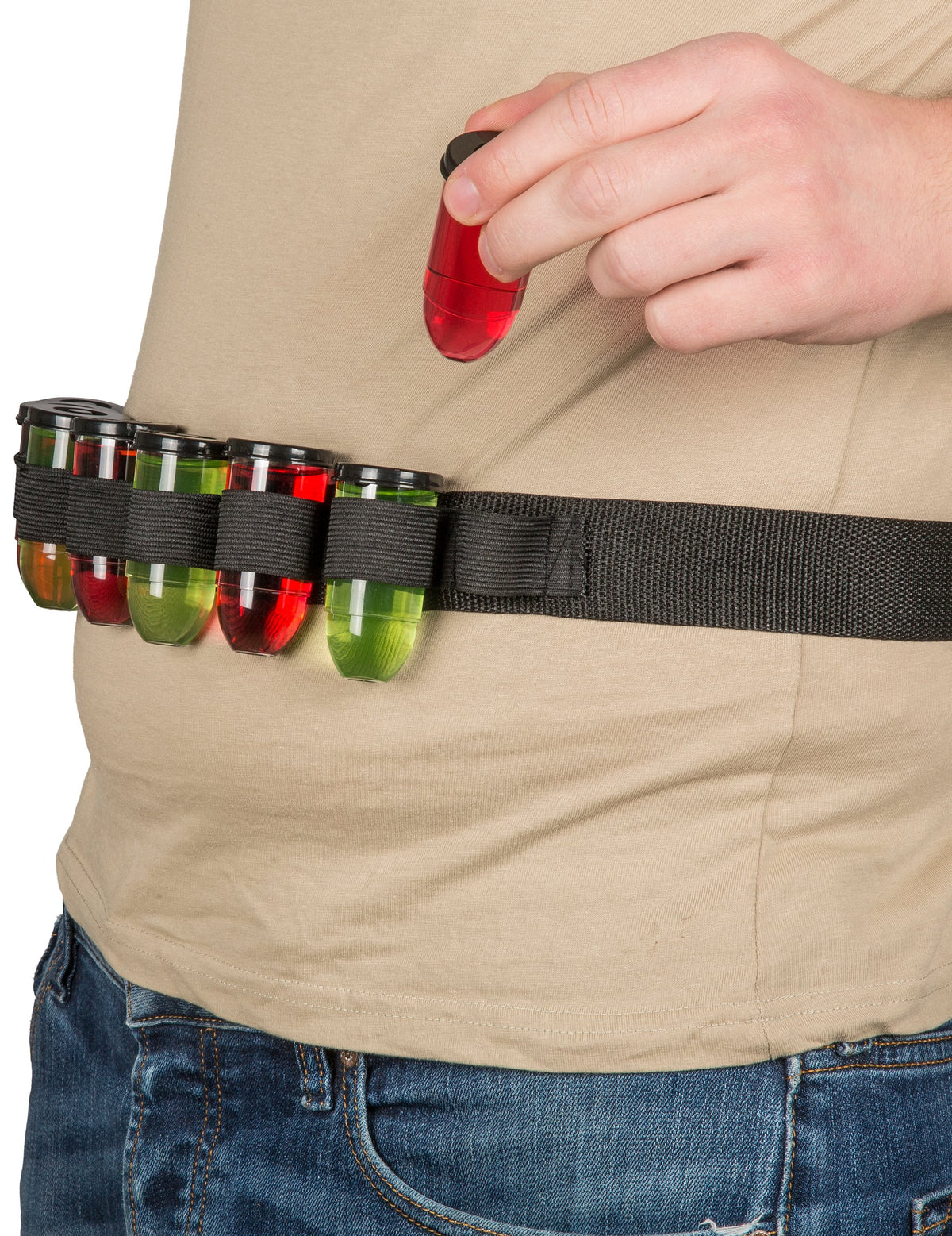 Détail de la manipulation d'une fiole de la ceinture à shooters pour adulte