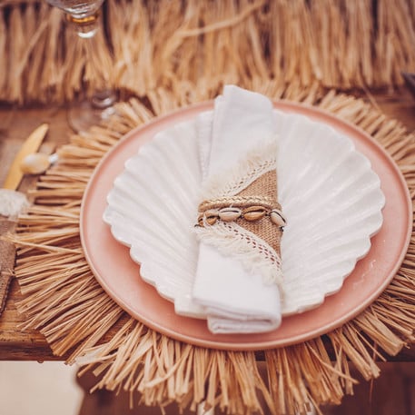 Mise en situation avec une assiette du centre de table Bali