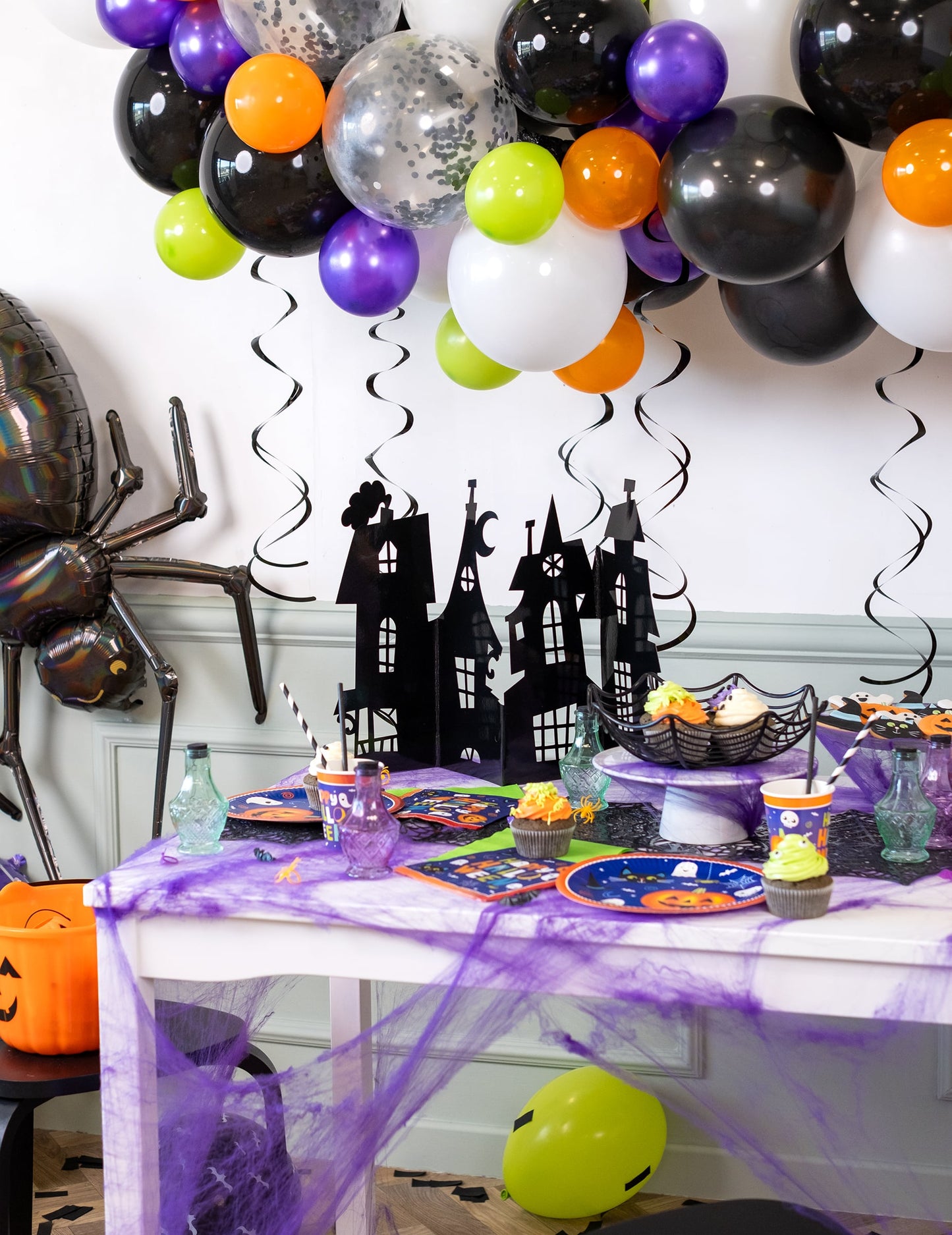 Črna osrednja dekoracija strašljive vile 60 x 38 cm karton