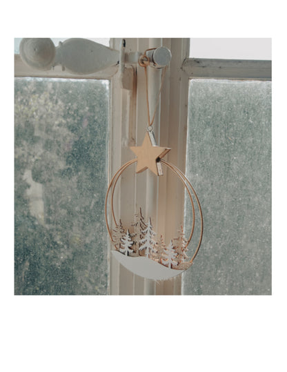 Viseči krog Snežni gozd 16,5 x 19,5 cm z zlato zvezdo