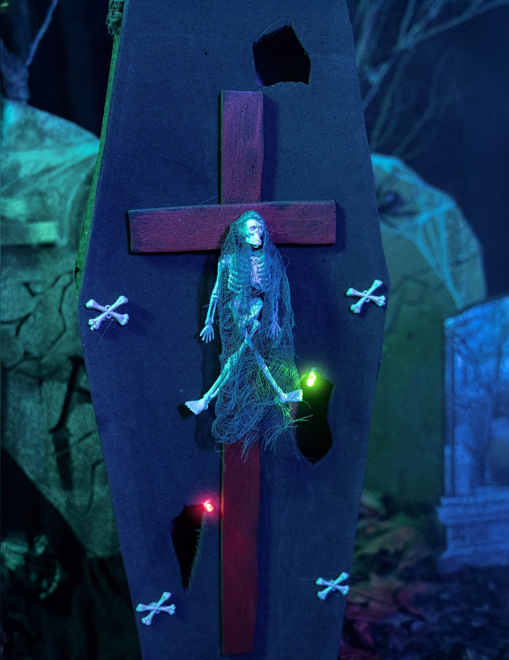 Podrobnost o okostnjaku in križu na krsti z halloween križem