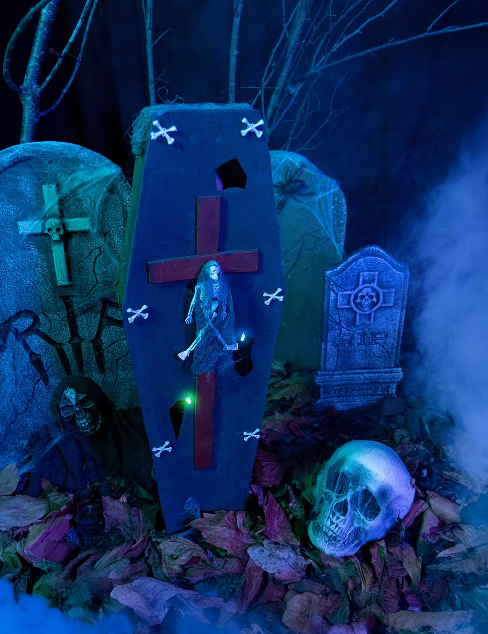 Postavitev v prizoru na pokopališču s krsto s križem halloween