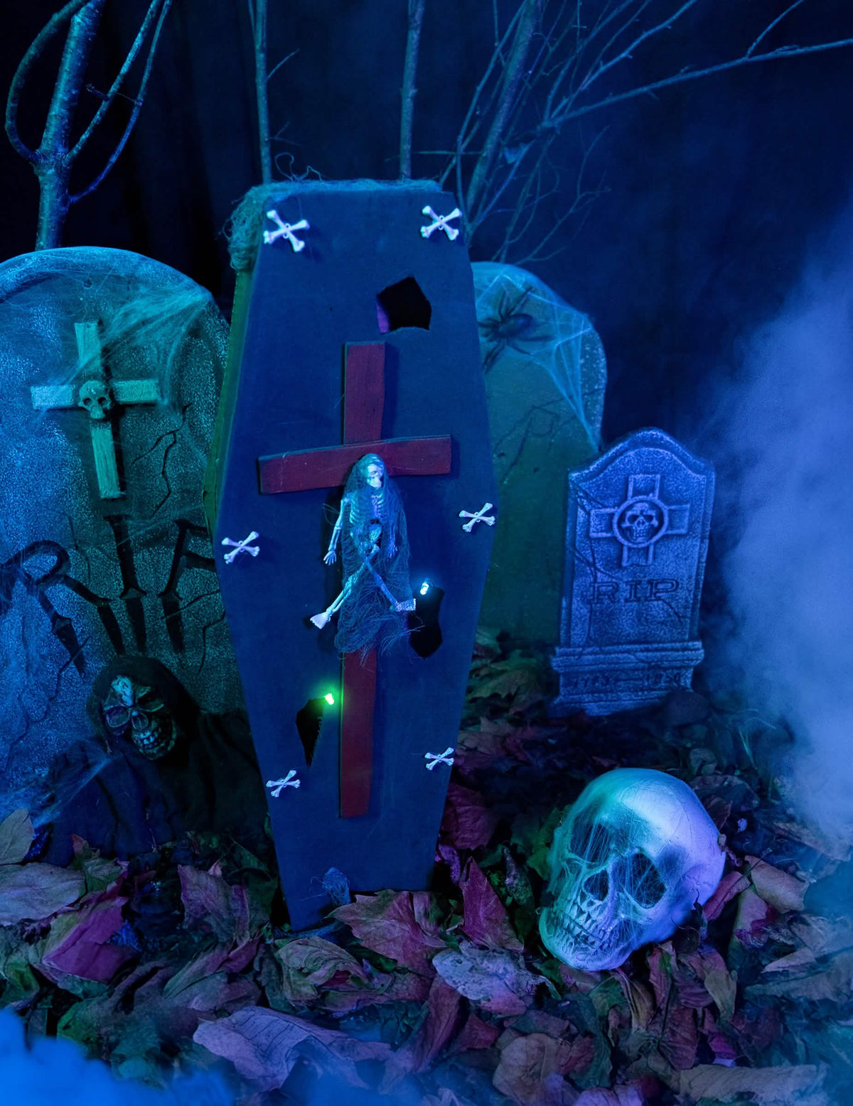 Postavitev v prizoru na pokopališču s krsto s križem halloween
