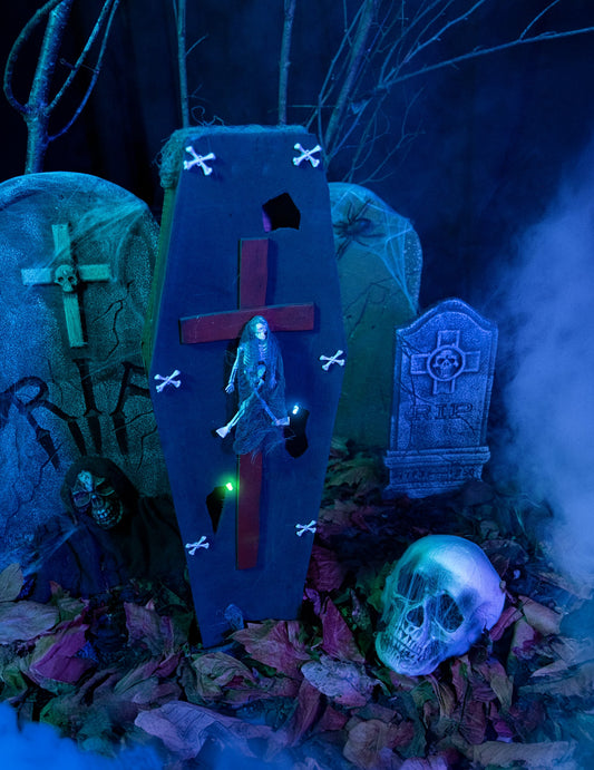 Mise en situation dans un décor de cimetière du cercueil avec croix Halloween