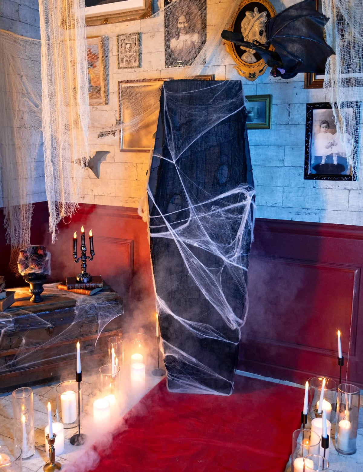 Postavitev vzdušja Halloween krste za dekoracijo rjava in črna z pajčevinami