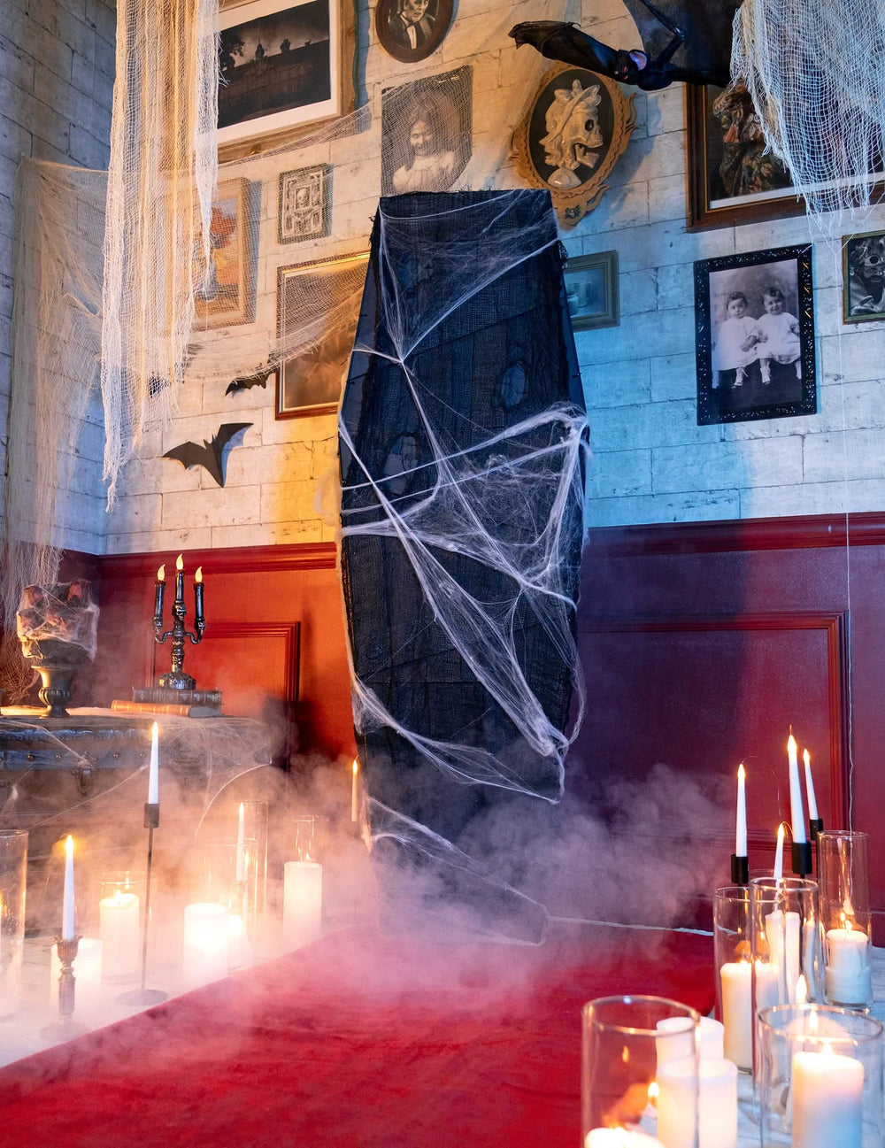 Prizor s svečami in dimom iz krste halloween za dekoracijo z belo pajkovo mrežo