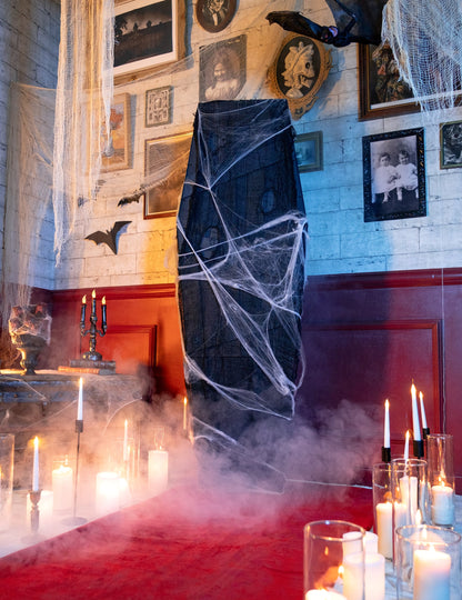 Mise en scène avec bougies et fumée du cercueil Halloween pour décoration avec toile d'araignée blanche