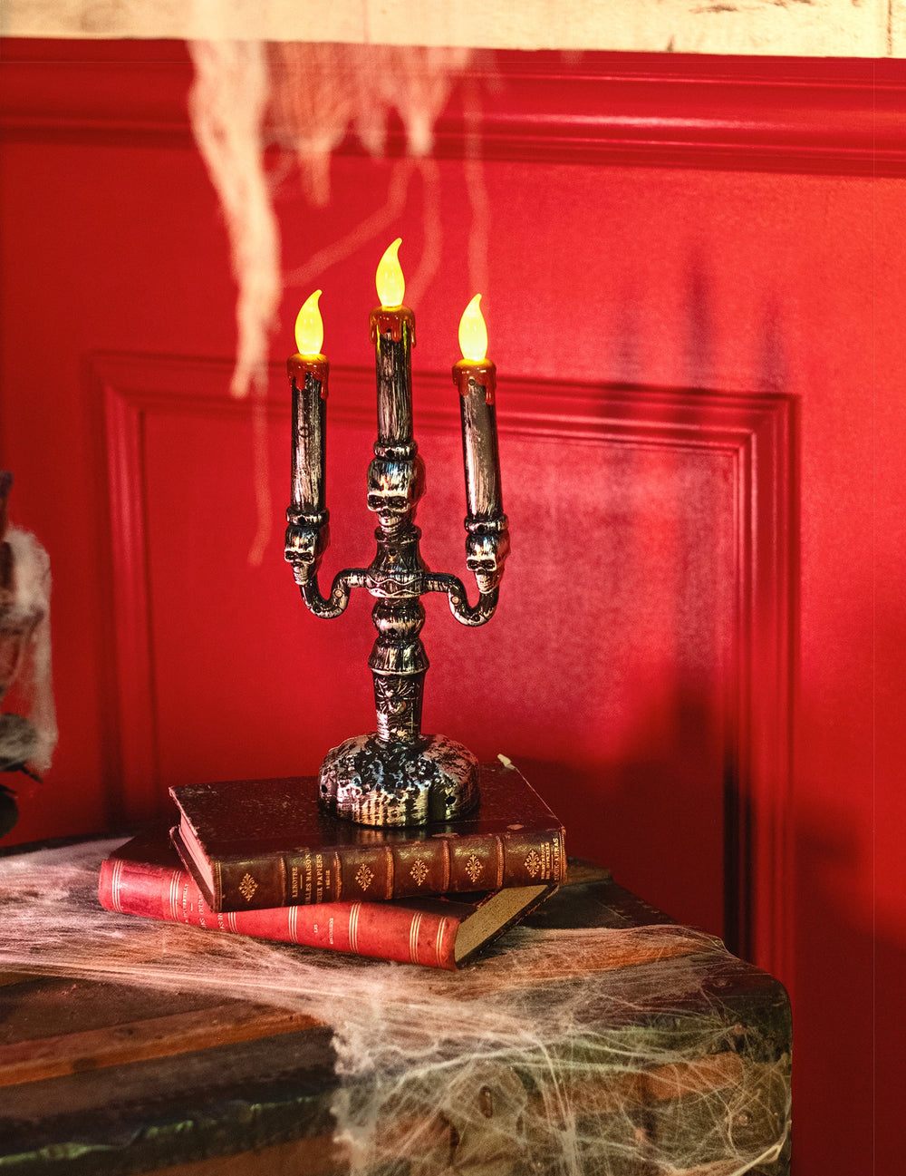 Mise en ambiance du chandelier à 3 branches LED têtes de mort pour Halloween