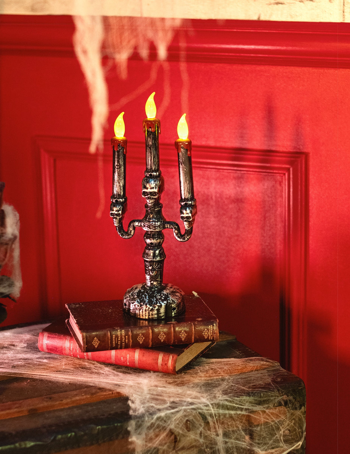 Mise en ambiance du chandelier à 3 branches LED têtes de mort pour Halloween