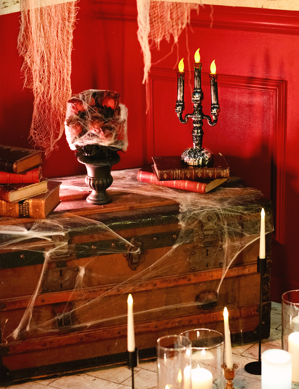 Mise en scène du chandelier à 3 branches LED têtes de mort pour Halloween