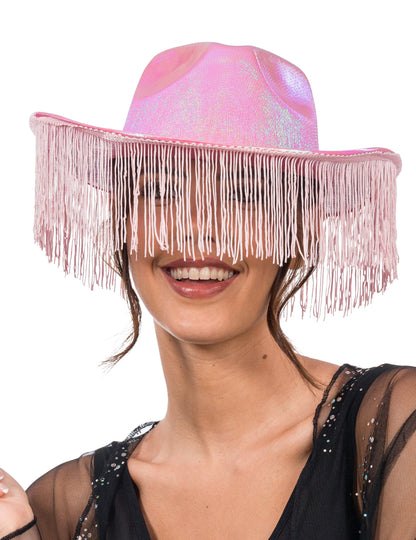 Gros plan sur les franges du chapeau de cowboy irisé rose avec franges pour adulte