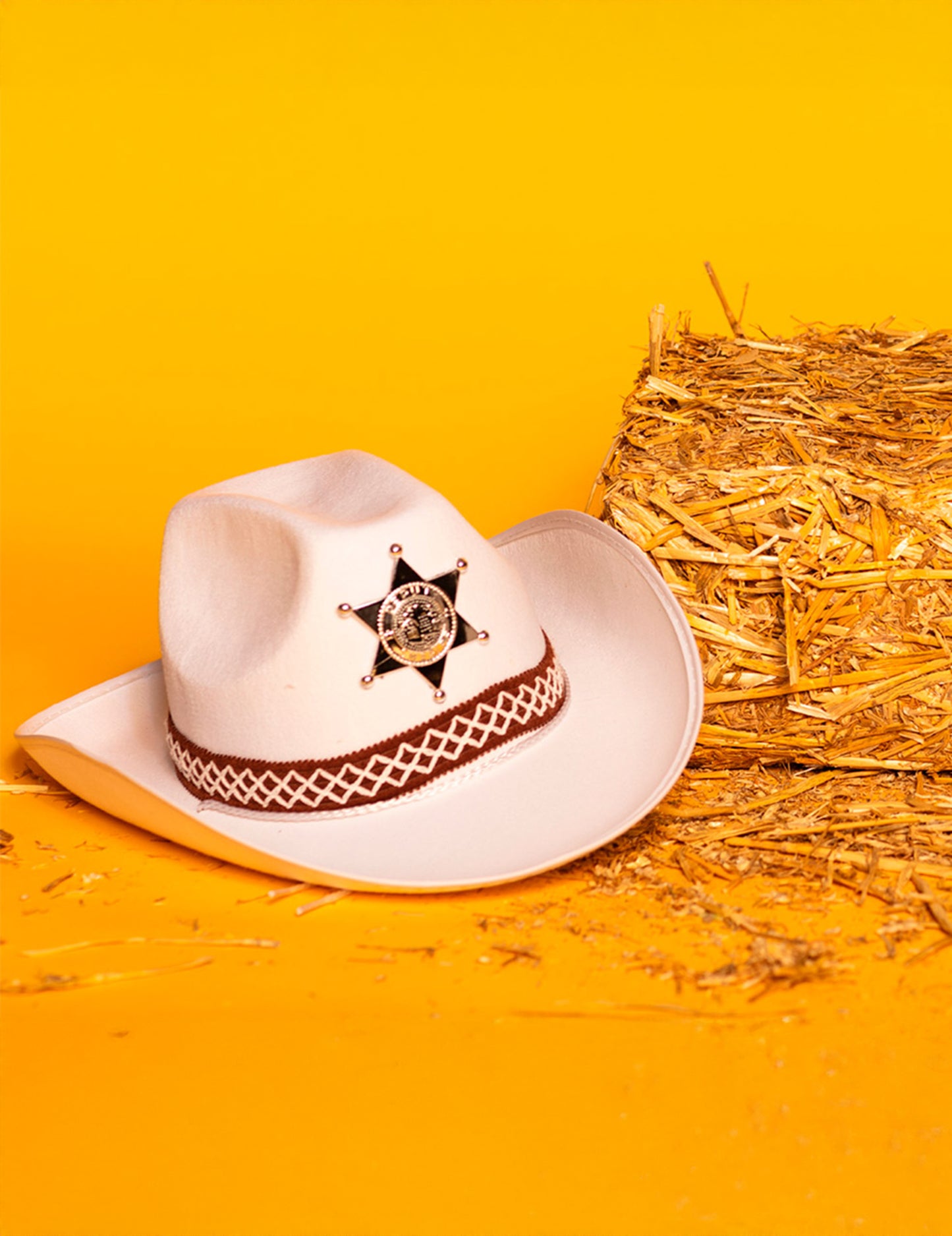 Mise en scène avec botte de paille du chapeau shérif pour enfant