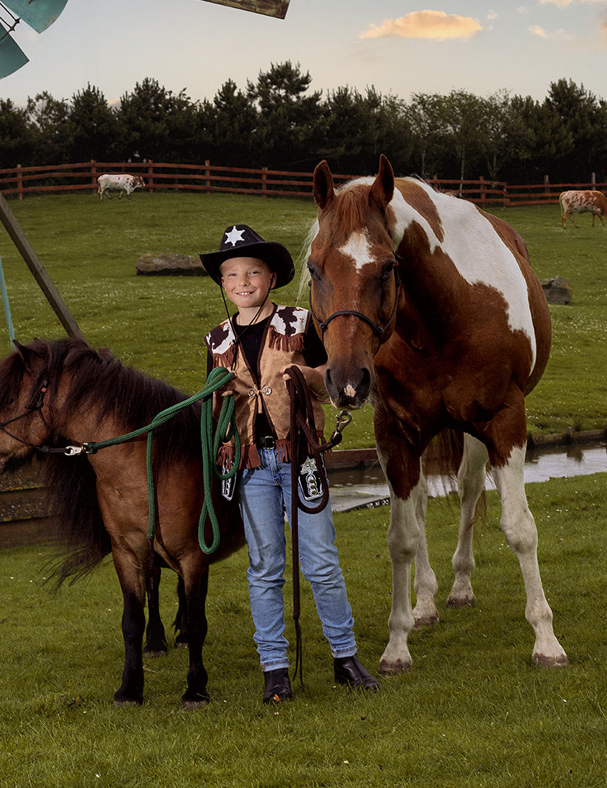 Mise en situation avec chevaux du chapeau de shérif pour garçon