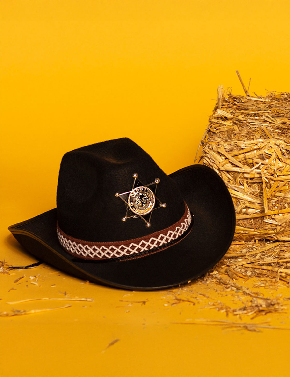 Mise en scène du chapeau de shérif pour garçon