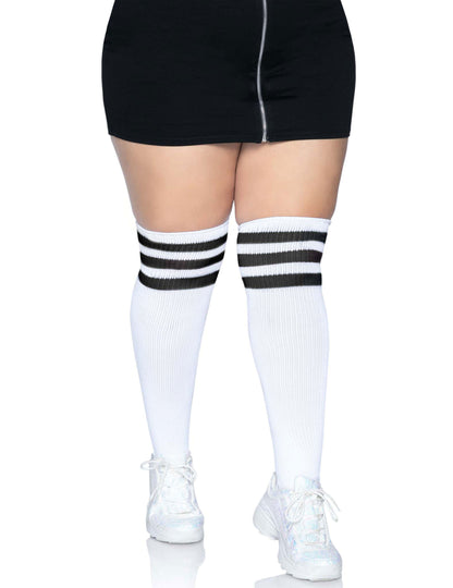Vue de face des chaussettes hautes blanches à rayures noires