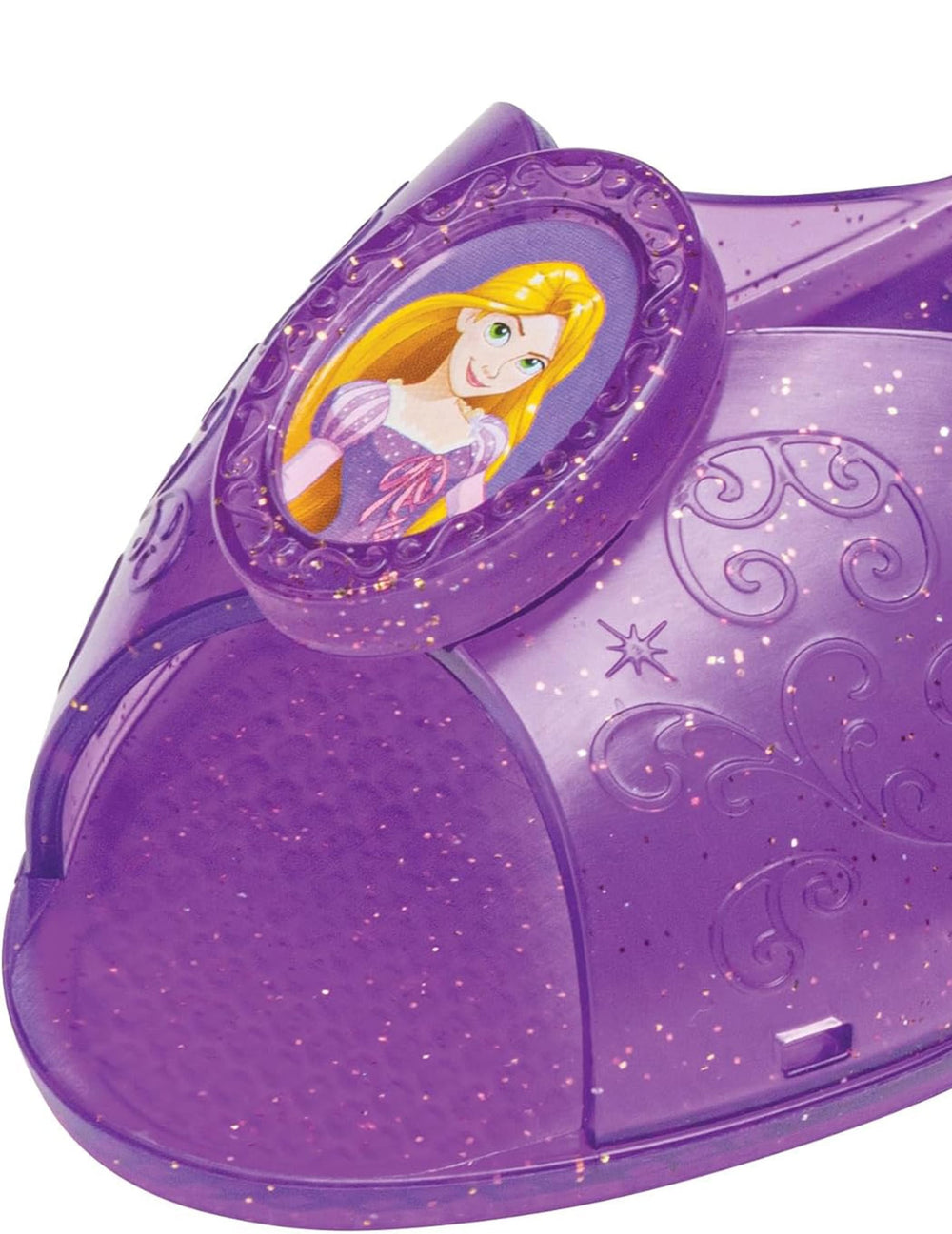 Détail du médaillon des chaussures de princesse Raiponce