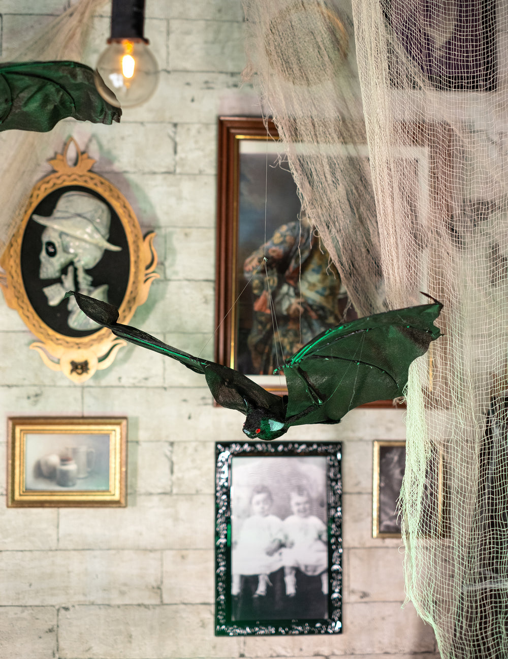 Mise en situation dans un décor hanté de la chauve-souris volante d'Halloween pour décoration