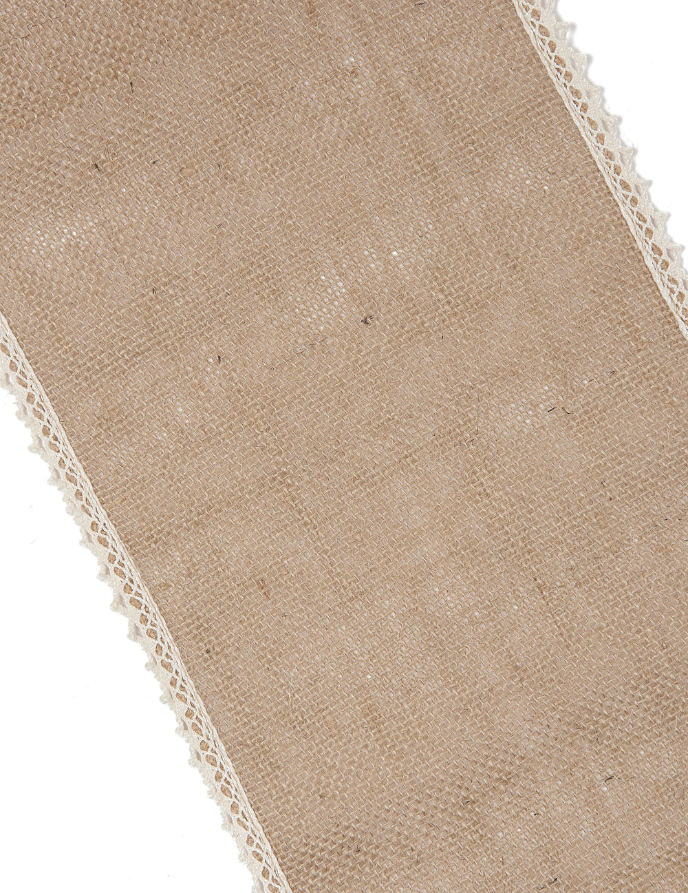 Gros plan sur la bordure en dentelle du chemin de table en jute naturelle et dentelle