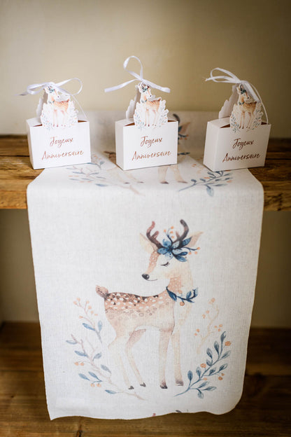 Mise en situation avec boîtes à cadeaux du chemin de table en lin Jolie Biche