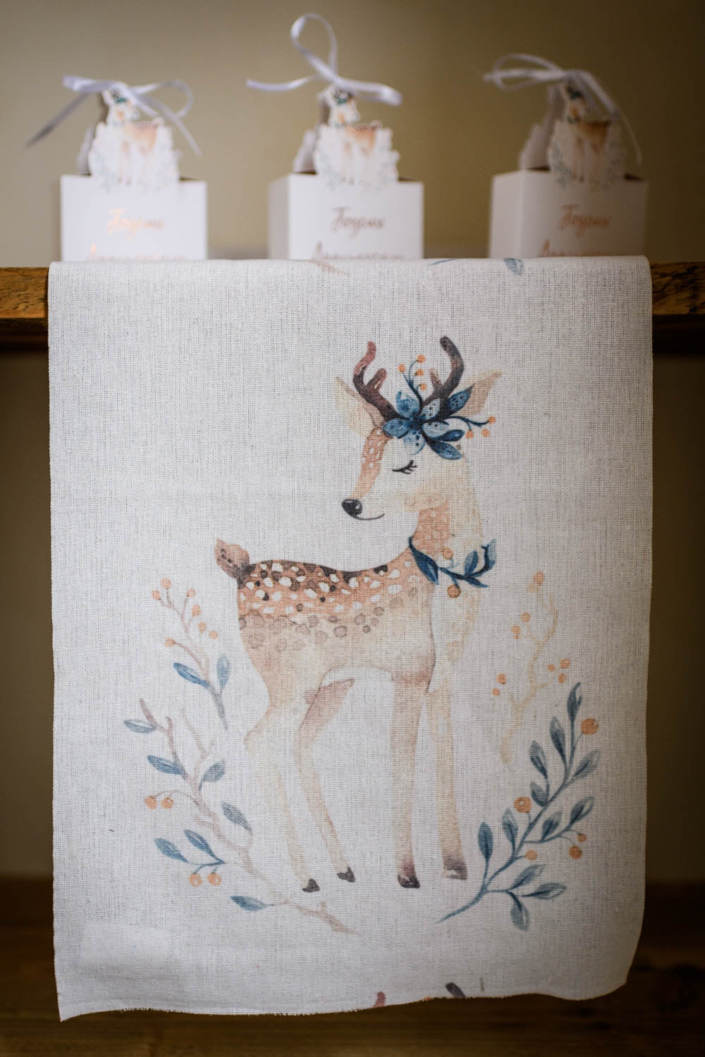 Gros plan sur l'imprimé faon du chemin de table en lin Jolie Biche