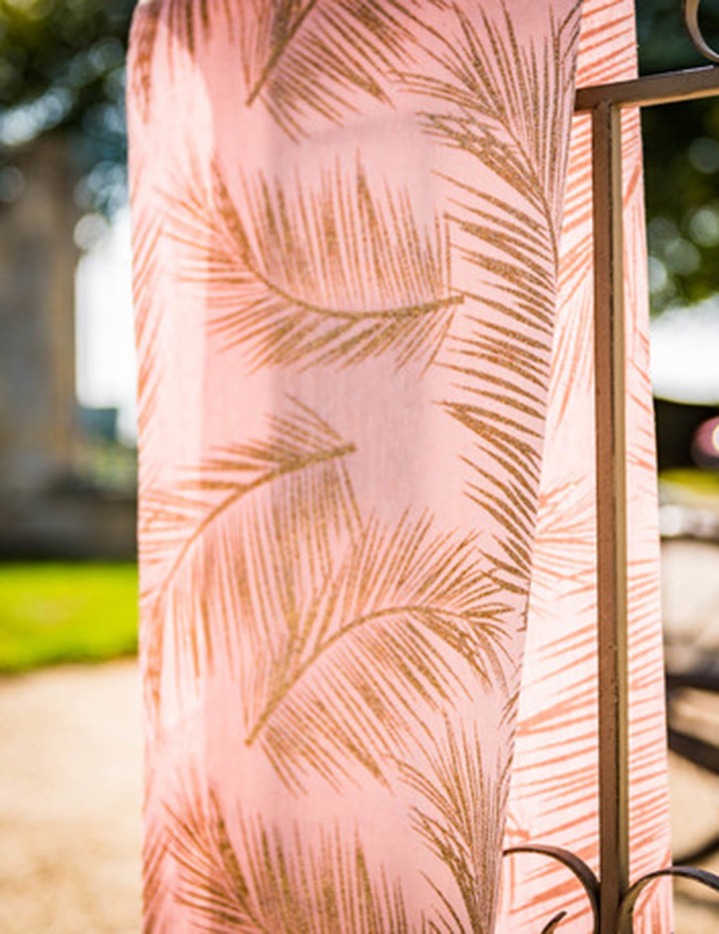 Prtljažnik iz lanenega perila v pudrasto roza barvi z zlatimi praprotmi 28 cm x 5 m tropski