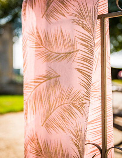 Prtljažnik iz lanenega perila v pudrasto roza barvi z zlatimi praprotmi 28 cm x 5 m tropski