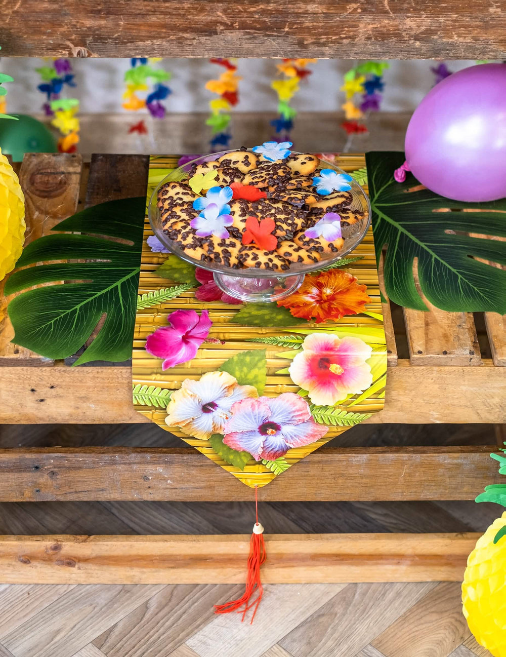 Postavitev za praznovanje za namizni tekač s cvetlico hibiskusa havaji