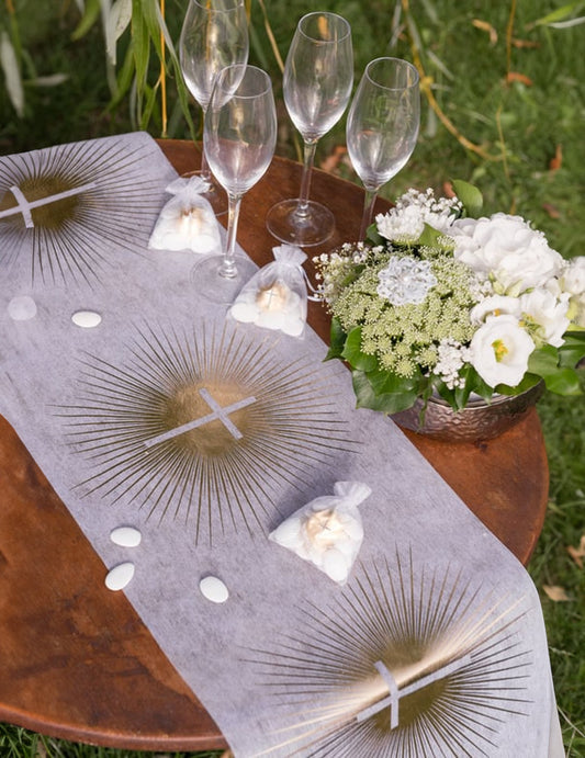 Vue en situation du chemin de table intissé de cérémonie blanc et doré avec croix
