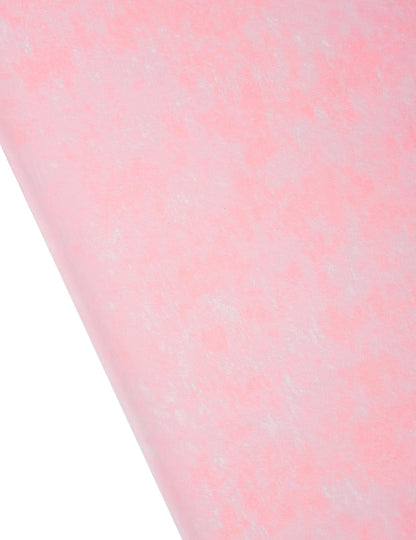Détail de la texture du chemin de table intissé pour fête rouge