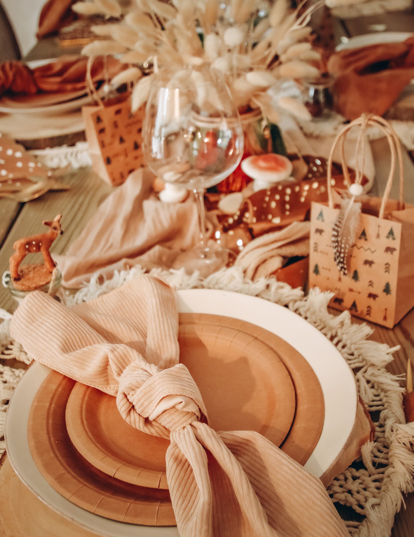 Bež žametni prt za mizo 28 cm x 3 m za poroko