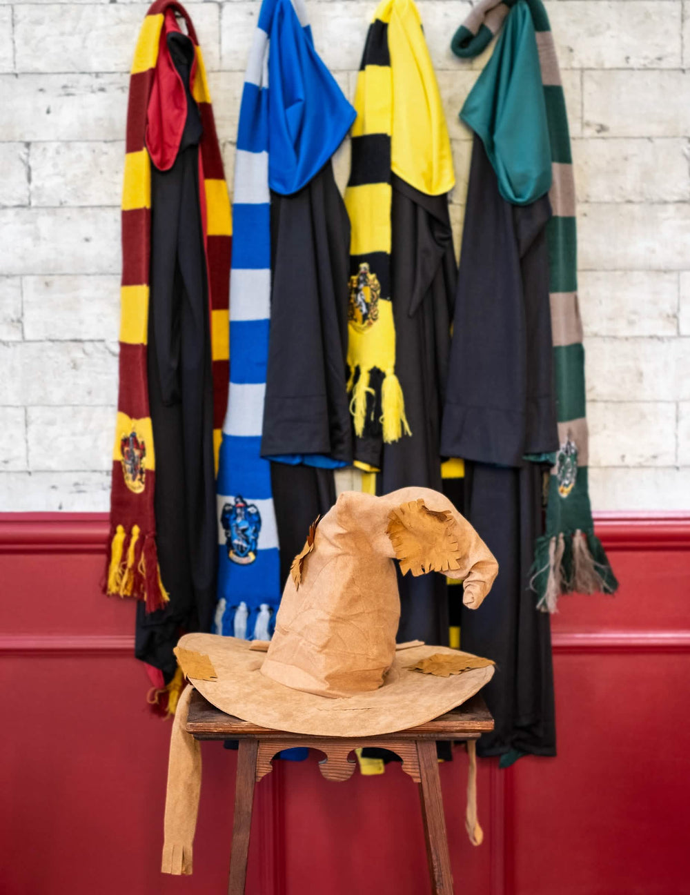 Scenografija razvrščevalnega klobuka luksuz Harry Potter za odrasli