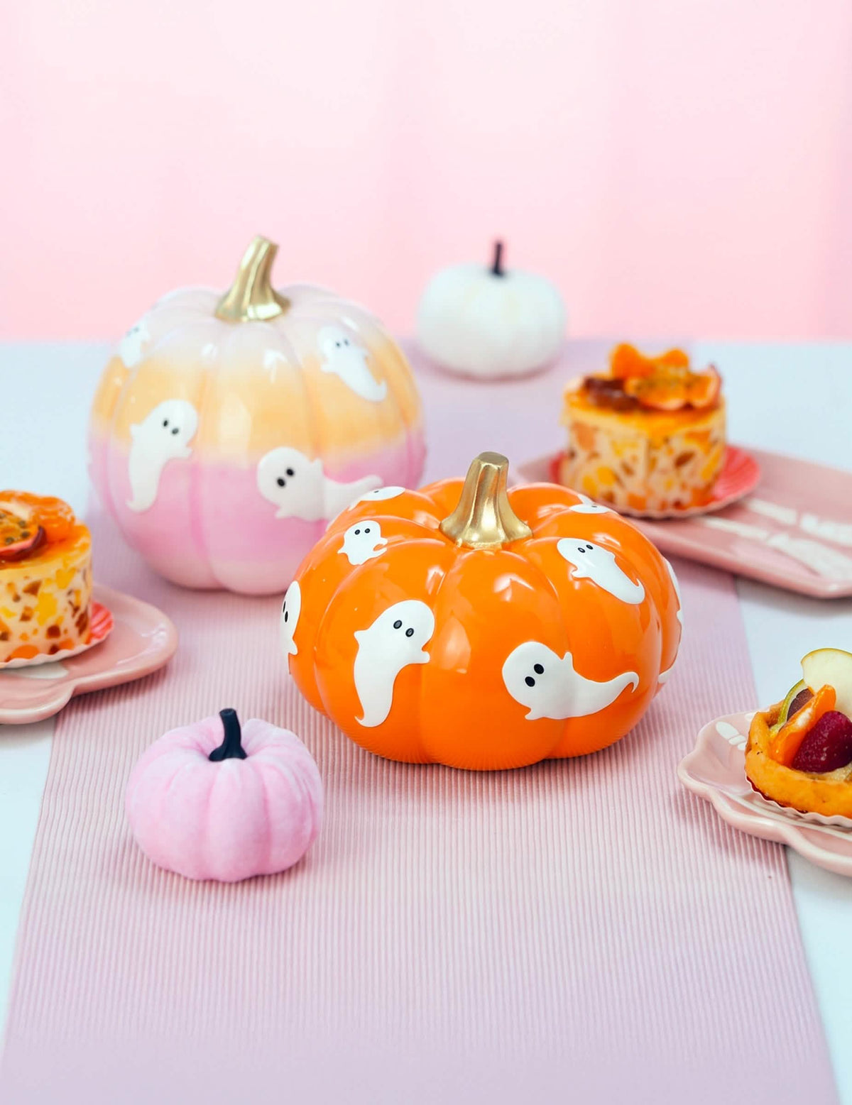 Okrasna buča Summerween iz oranžne smole z duhci 15,5 x 15,5 x 11 cm