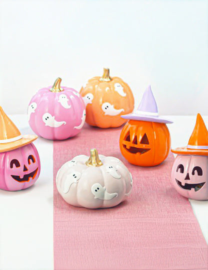 Dekorativna buča Summerween iz pastelno roza smole z oranžnim klobukom 12,5 x 12,3 x 17 cm
