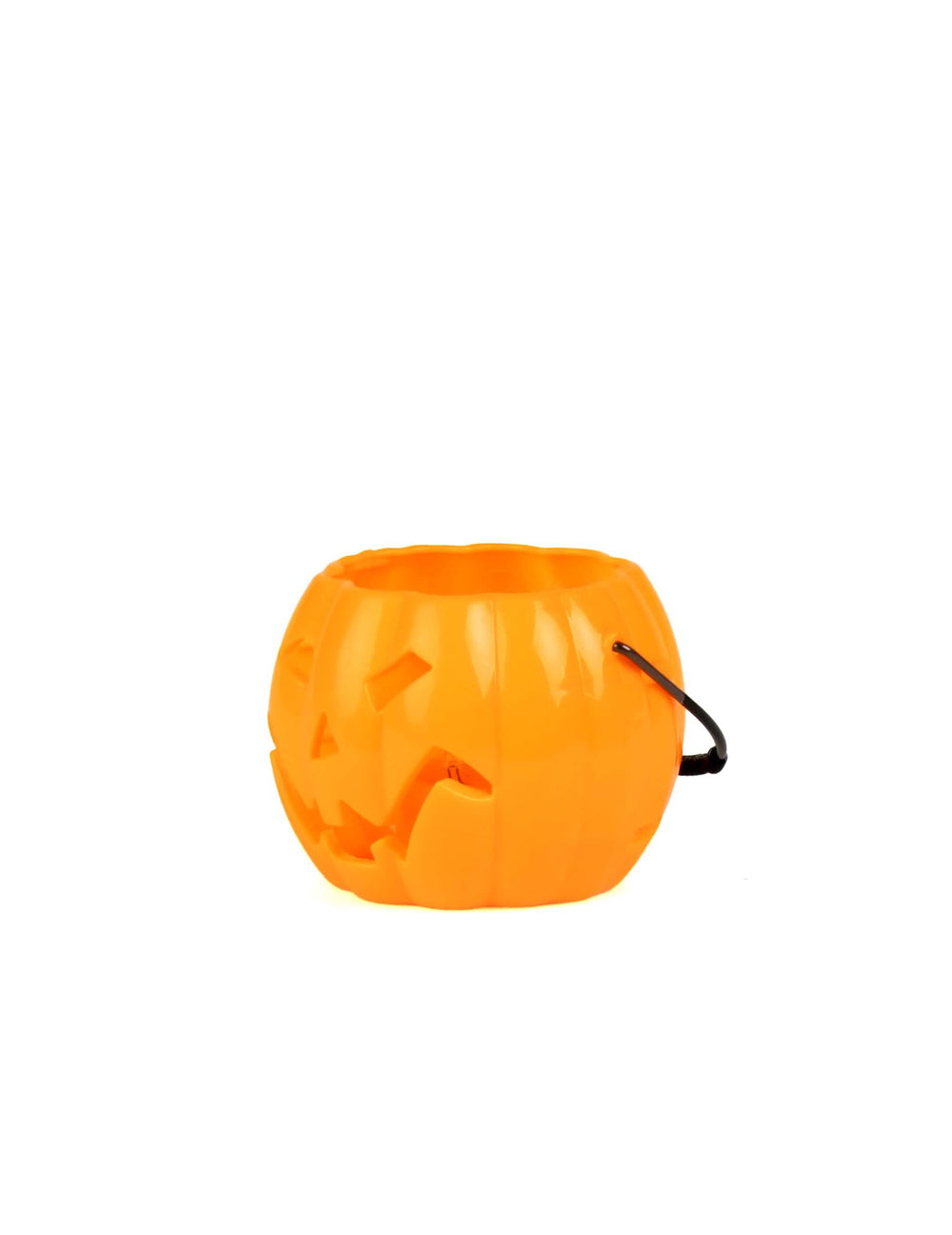 Pogled s strani na svetlečo bučo halloween