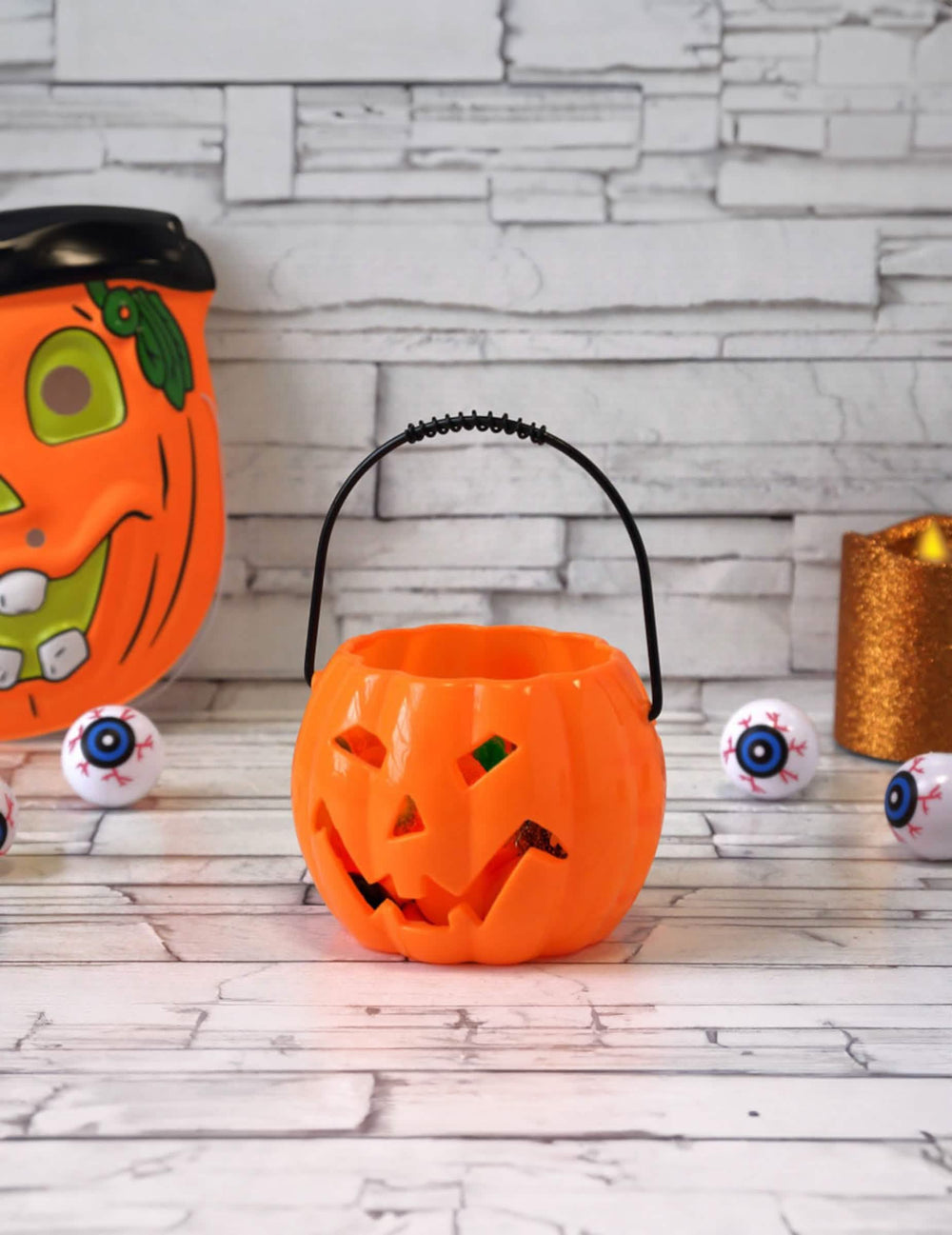 Pogled od spredaj v dekorju svetleče buče halloween