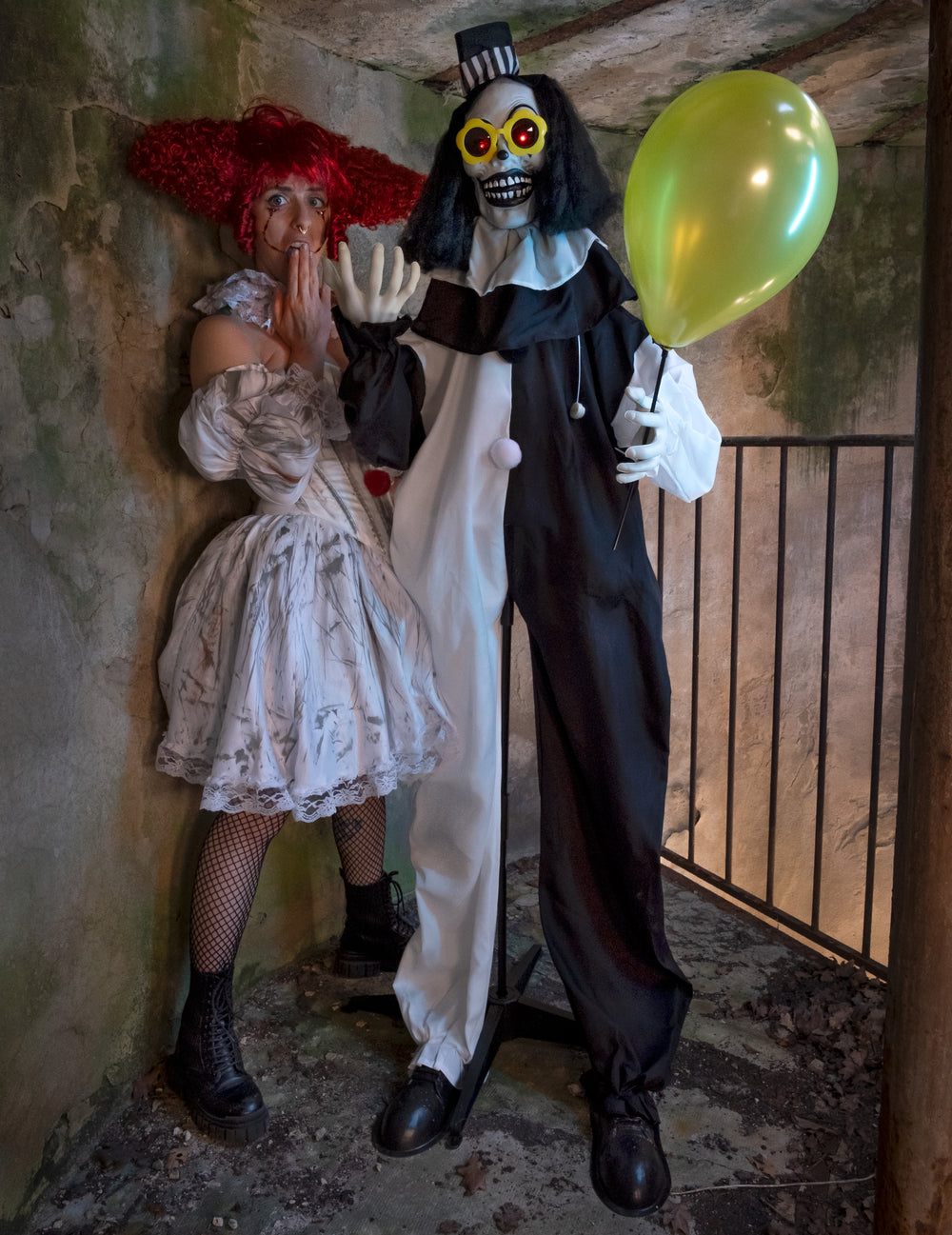 Clown effrayant animé pour Halloween noir et blanc avec yeux lumineux et ballon jaune