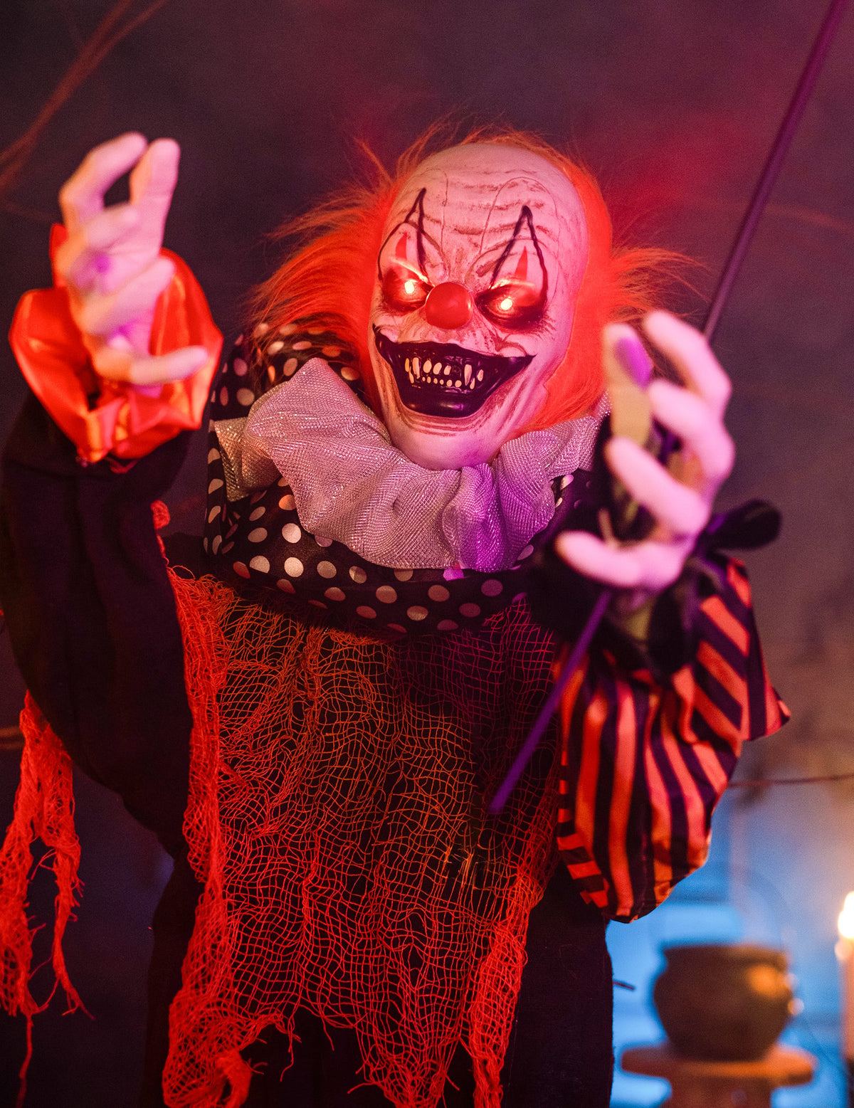 Gros plan sur le visage aux yeux lumineux du clown maléfique animé sur pied