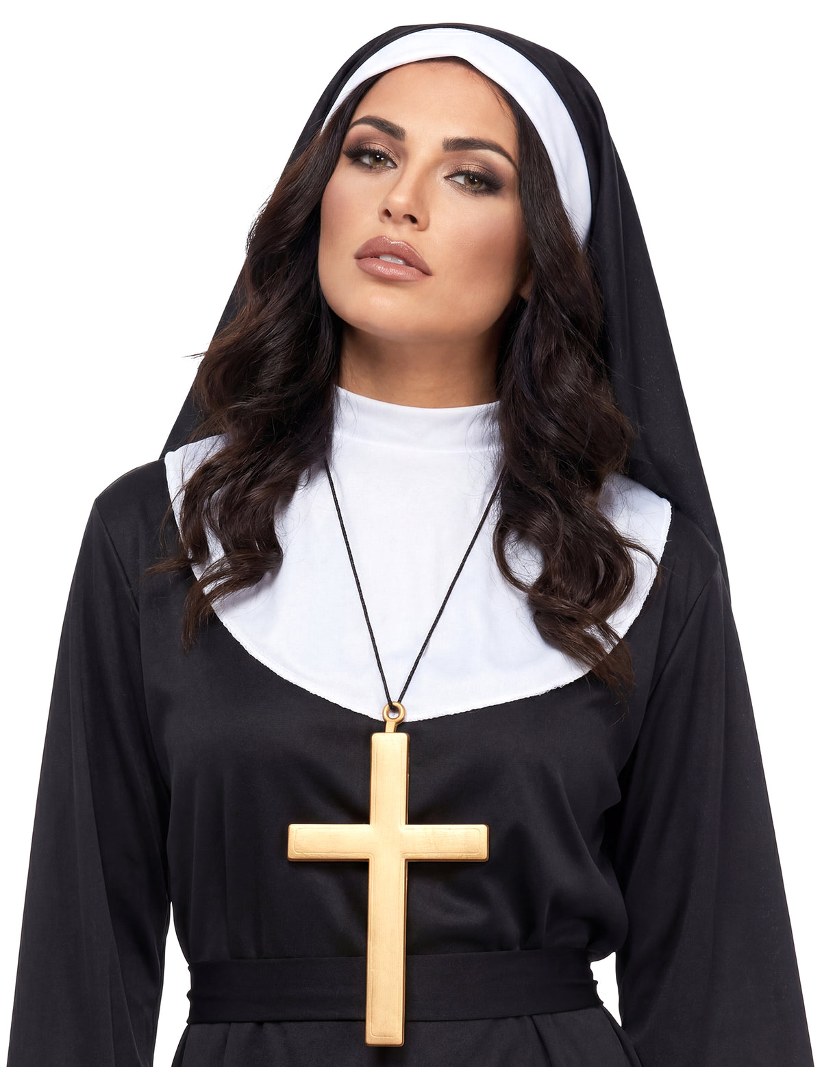 Vue du pendentif porté sur un costume de nonne du collier croix de moine