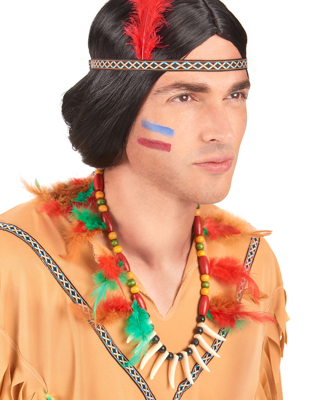 Gros plan sur le collier indien à plumes