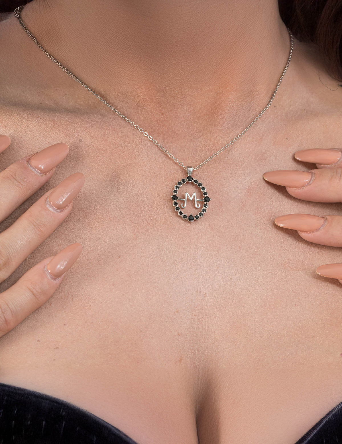 Gros plan sur le pendentif lettre M du collier réversible W-M Mercredi Wednesday™