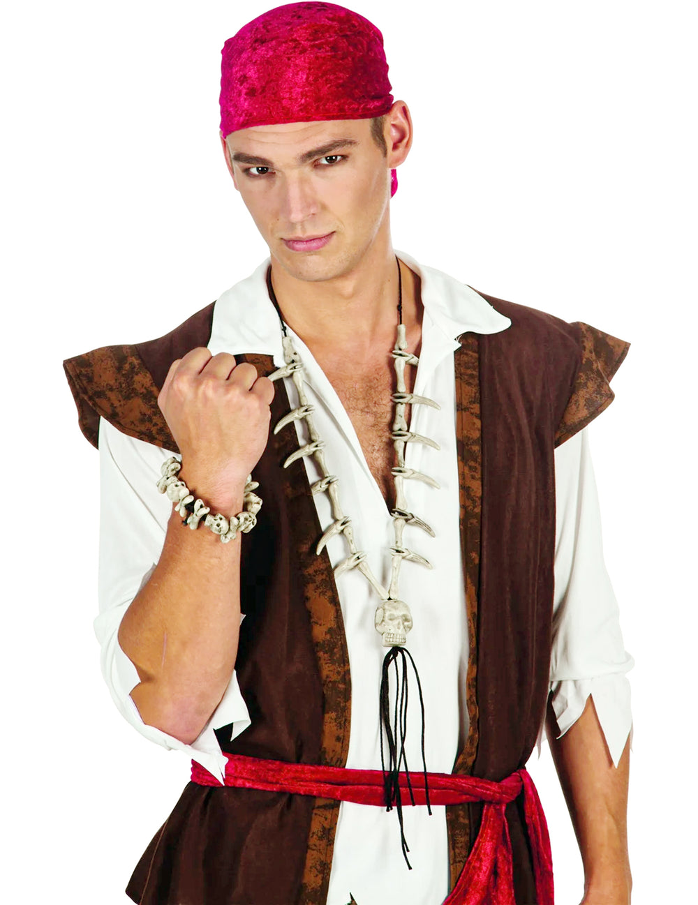 Détail du collier et du bracelet portés du collier tête de mort pirate