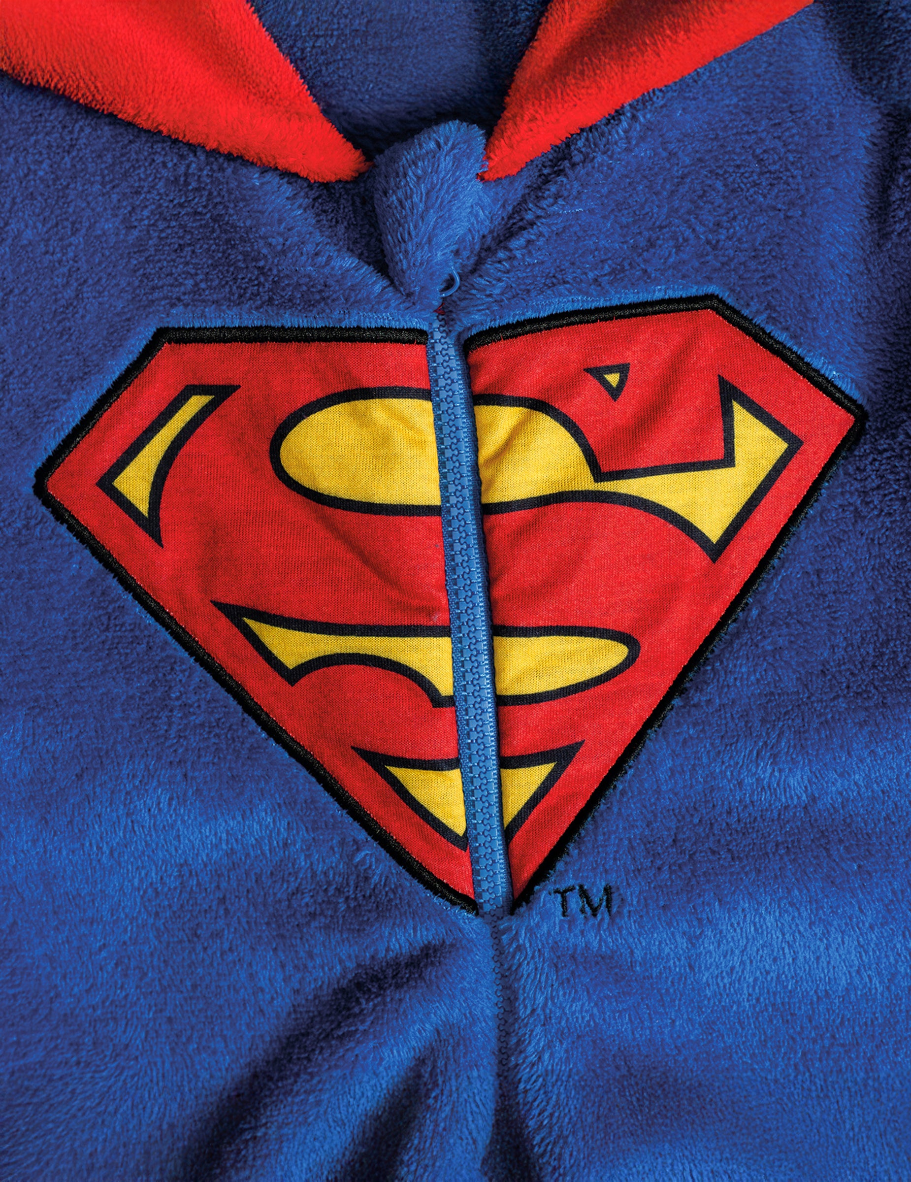 Détail du logo et de la fermeture éclair de la combinaison Superman pour enfant