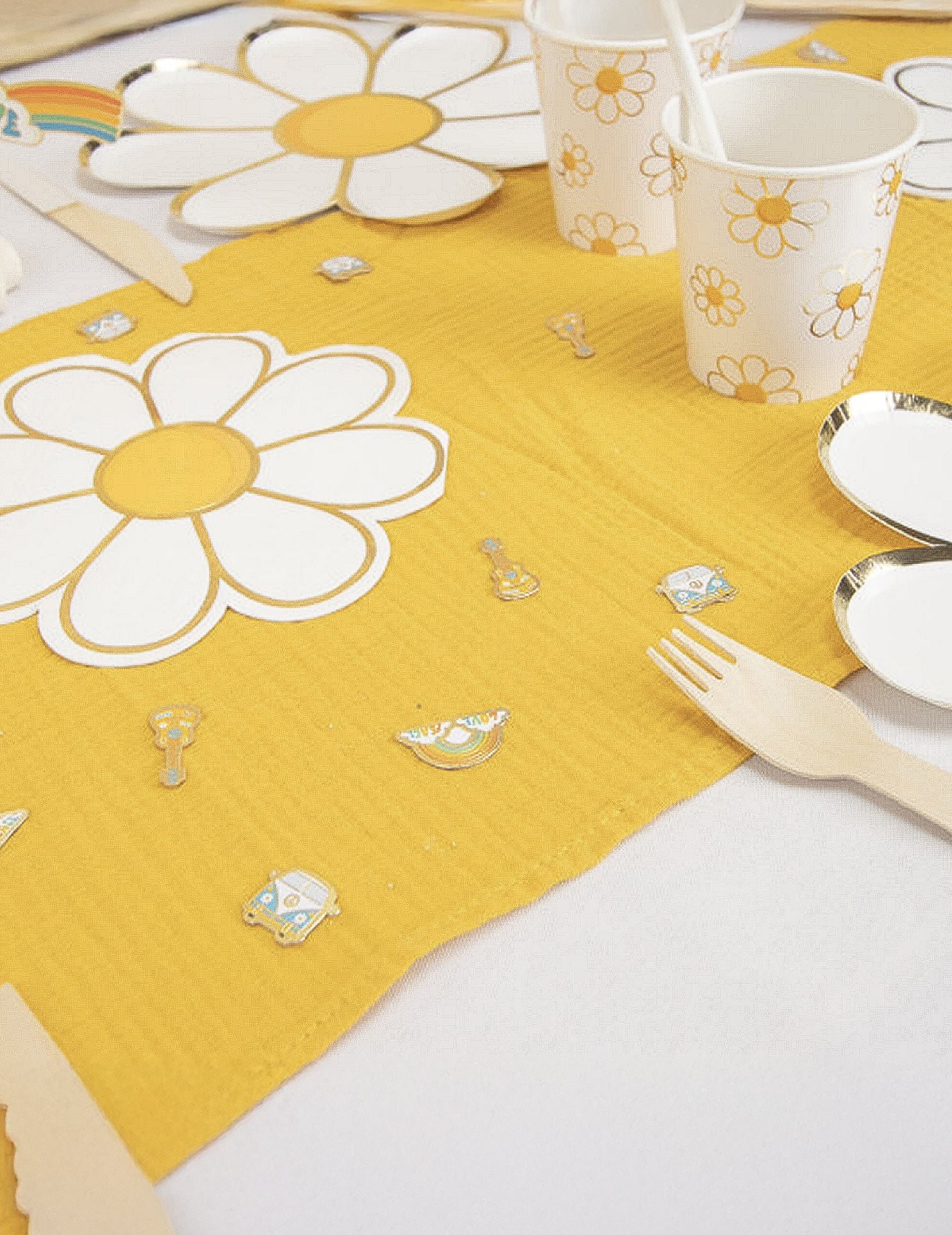Mise en situation sur table décorée des confettis de table en papier Hippie Party