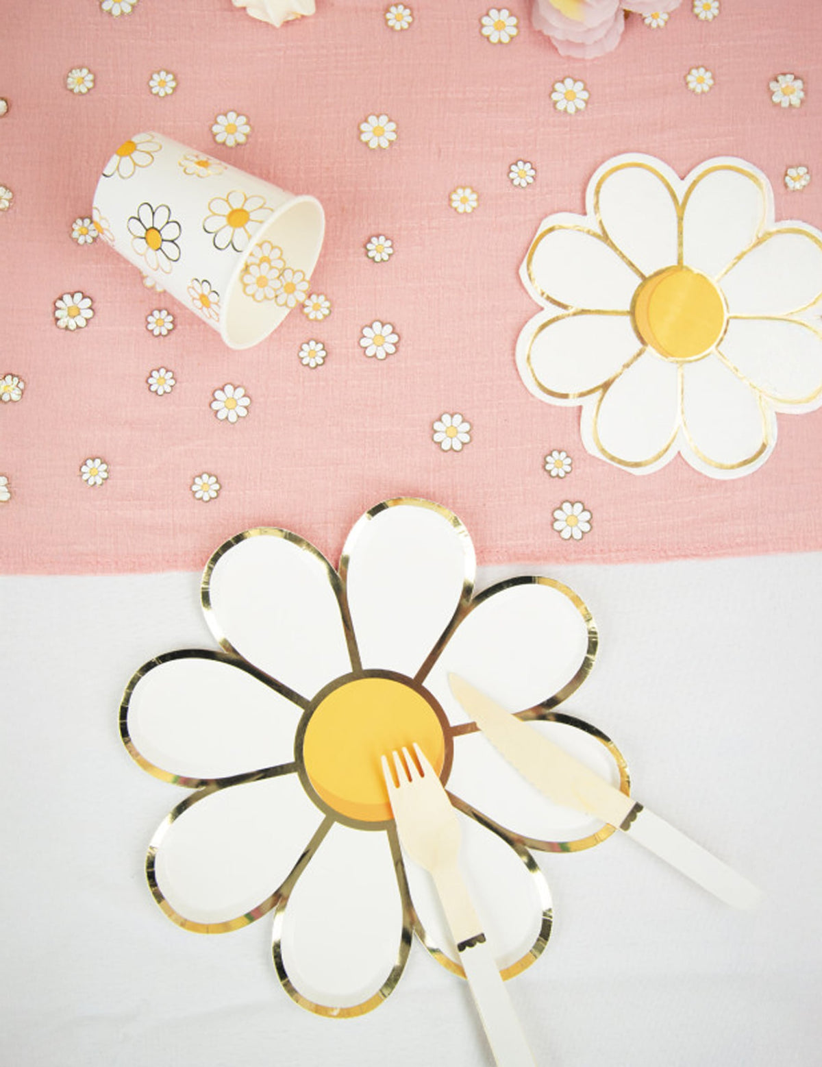 Mise en situation sur une table du Confettis de table Marguerite