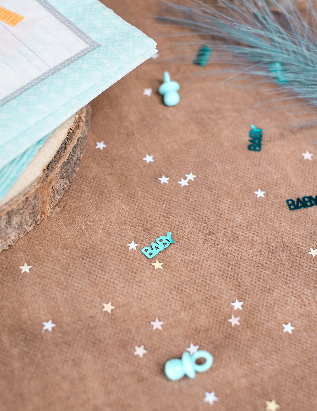 Vue rapprochée du mélange de formes du confettis tétine baby pour baby shower