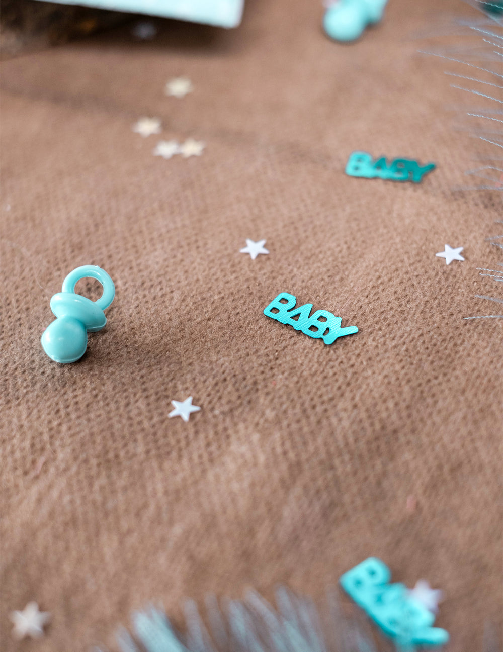 Gros plan sur les formes du confettis tétine baby pour baby shower
